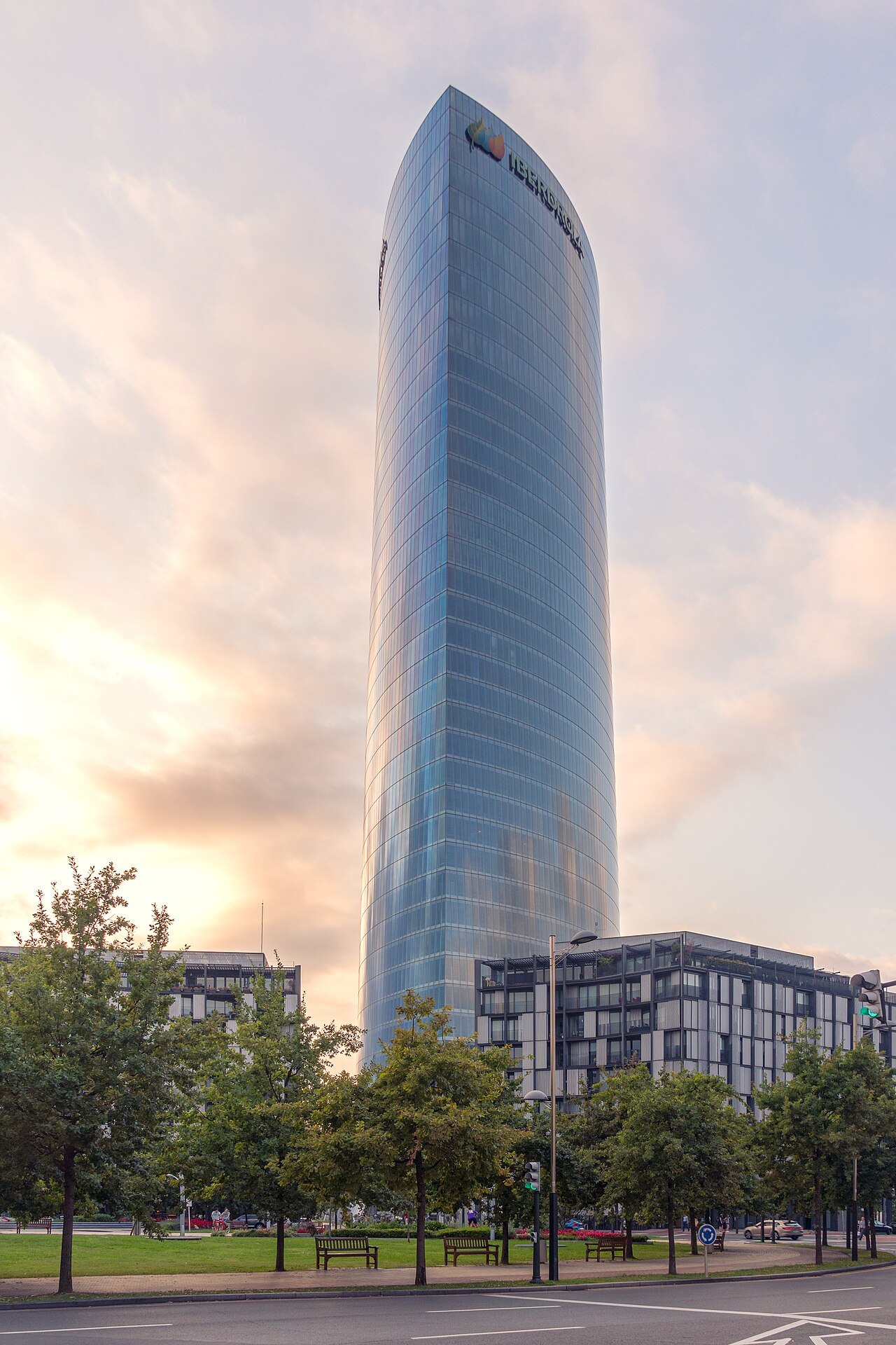 The Iberdrola Tower catching a pink evening sky above the trees of Abandoibarra