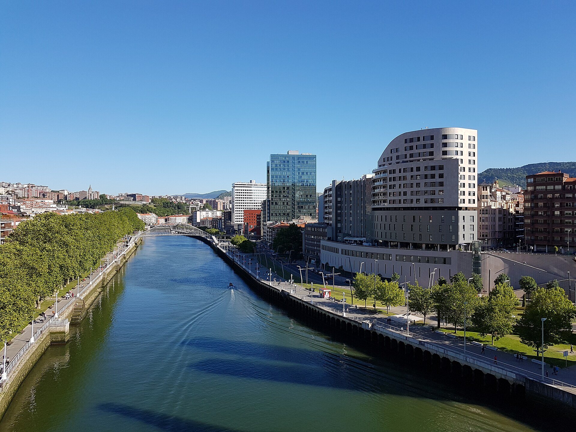 The Ría running straight through Abandoibarra, with the Deusto library and new housing on the left bank