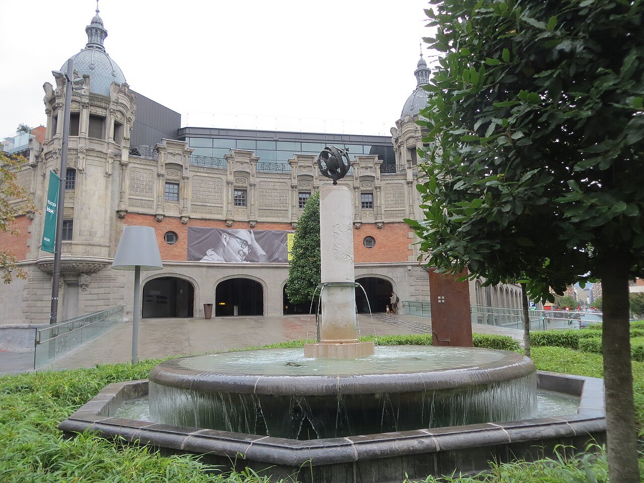 A fountain and garden in the square in front of Azkuna Zentroa