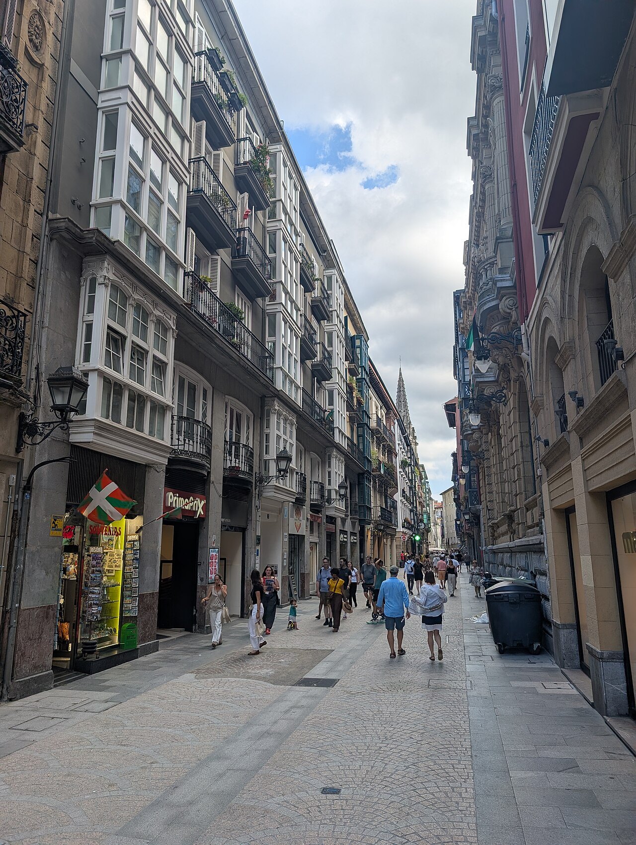 Calle Bidebarrieta running straight through the old town