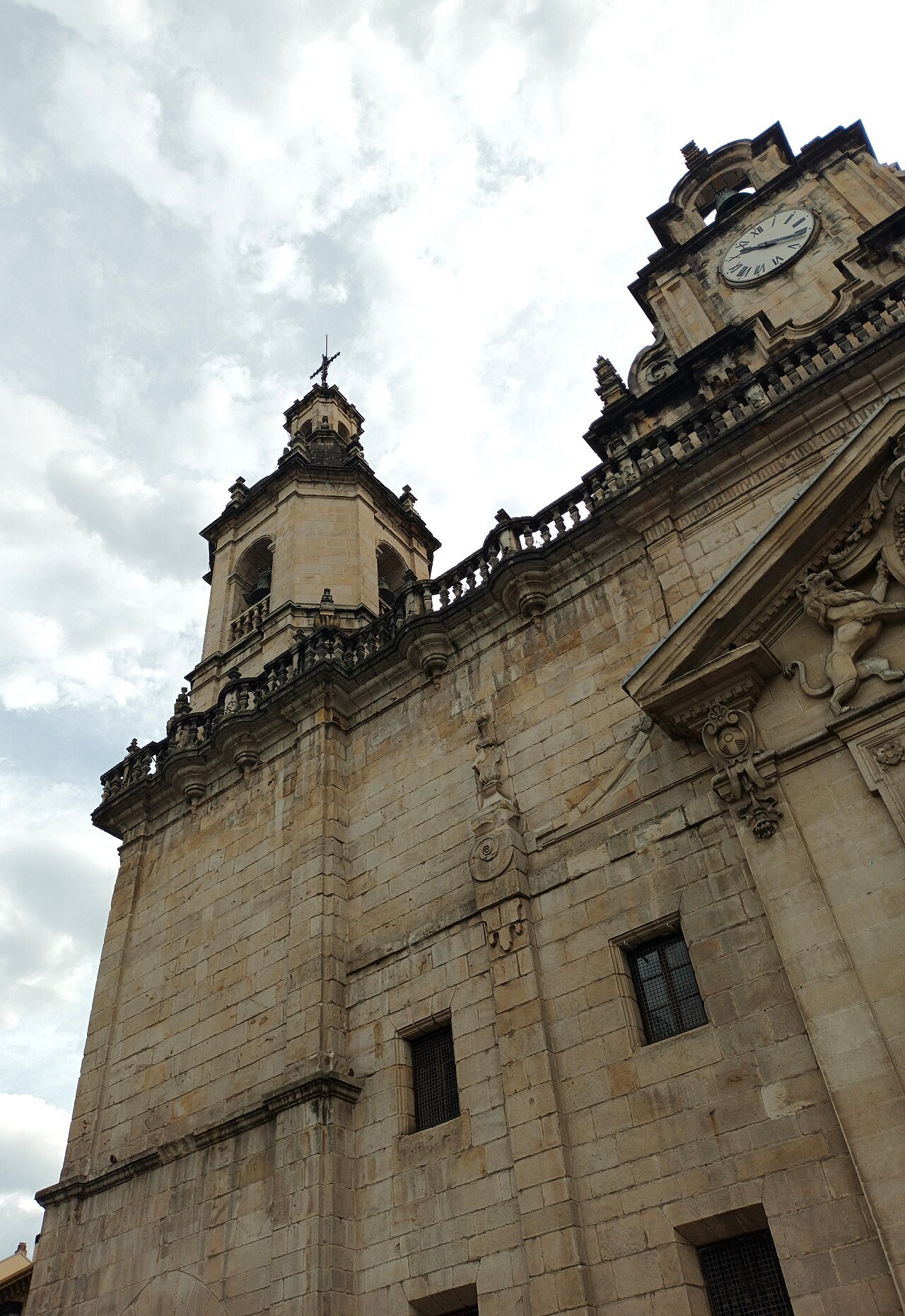 The church of San Nicolás, its twin towers seen from below