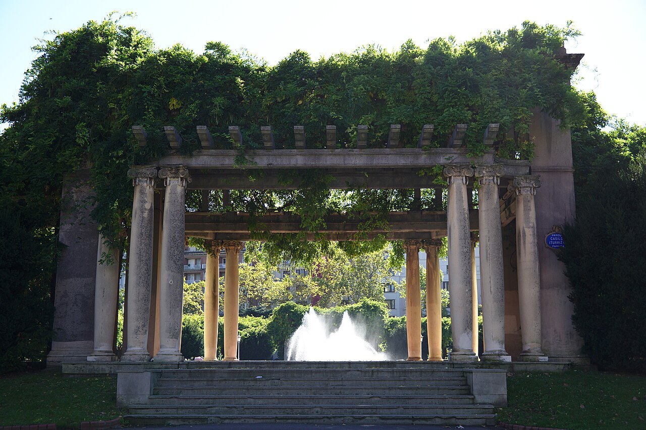 The pergola of Doña Casilda Park framing its fountain