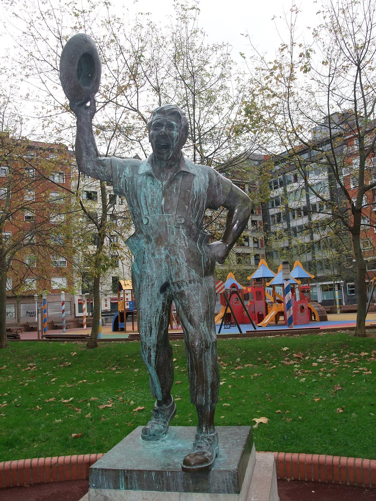 The bronze clown waving his hat, the monument to the Tonetti brothers