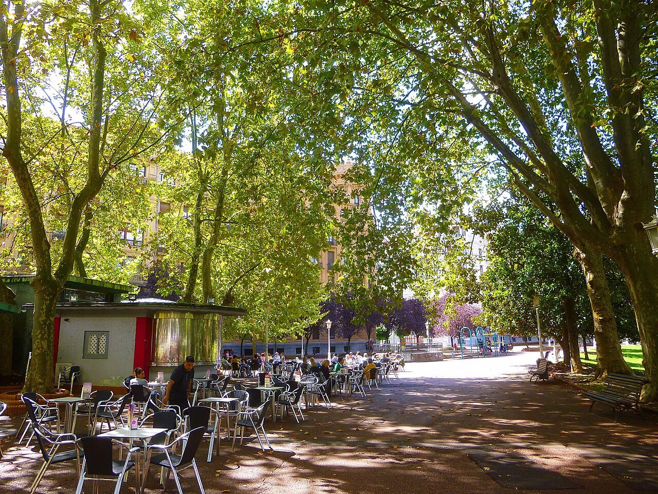 Café tables under the plane trees of Doña Casilda Park