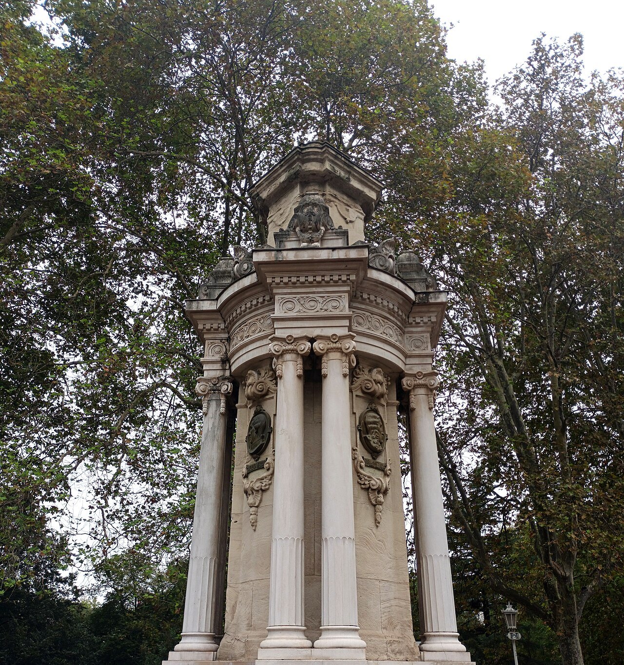 A columned stone monument among the trees of Doña Casilda Park