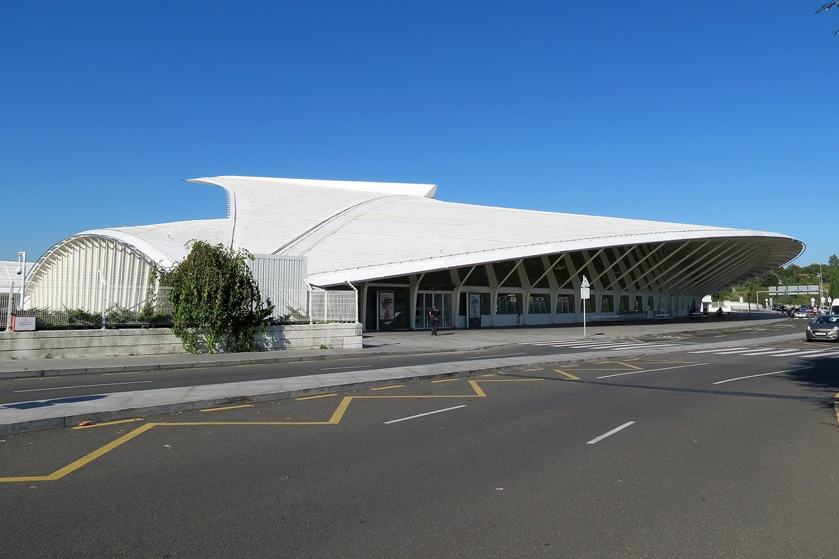The arching roof of the passenger terminal at Bilbao Airport