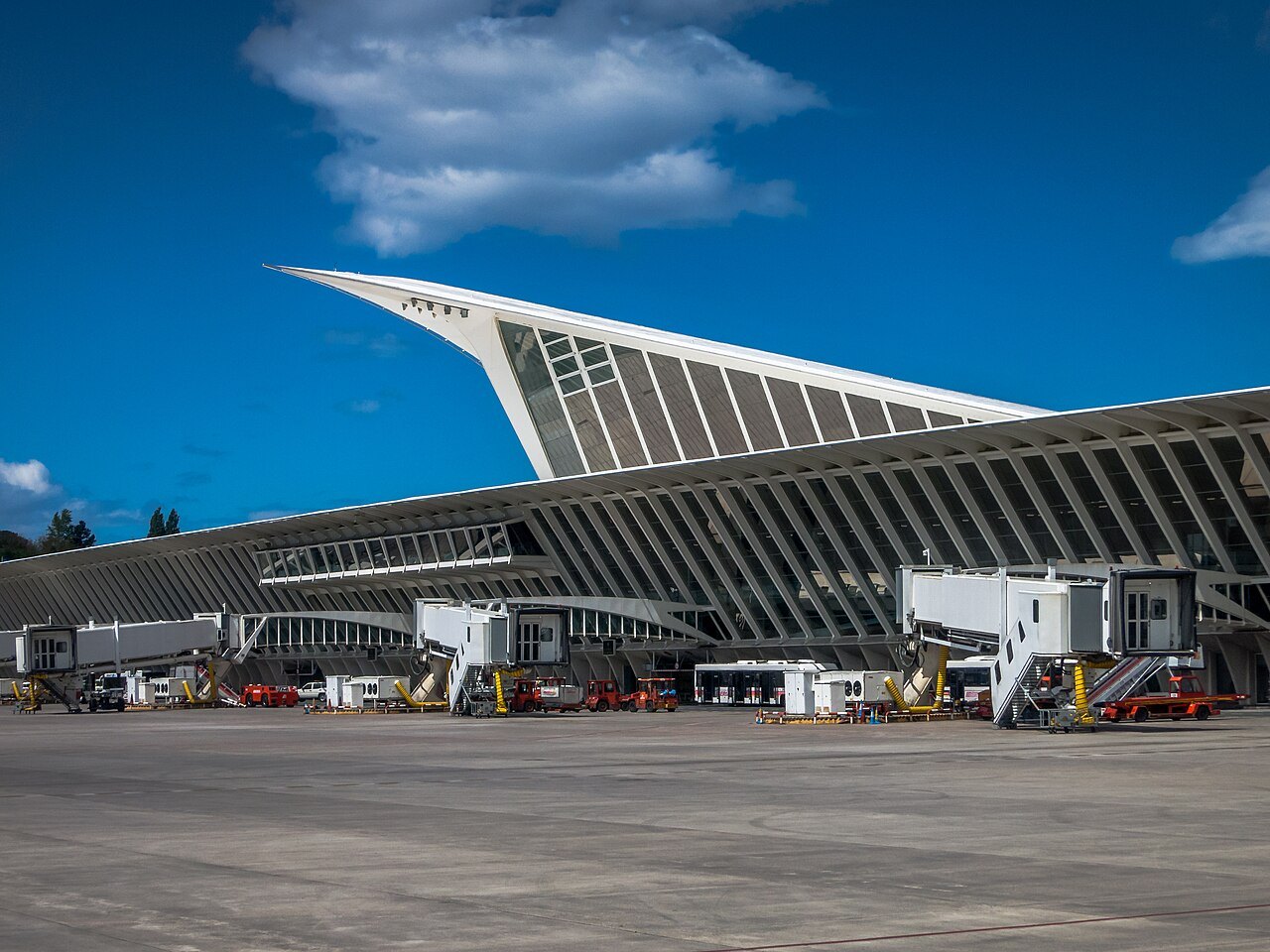 How do you get from Bilbao Airport to the city?