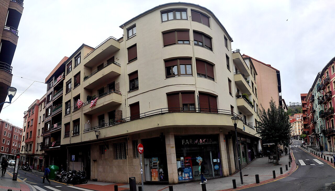 An apartment block curving around a street corner in Uribarri