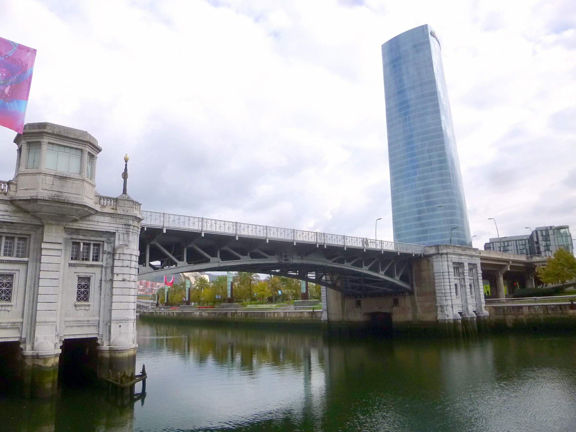 The Deusto bridge and the Iberdrola Tower above the river