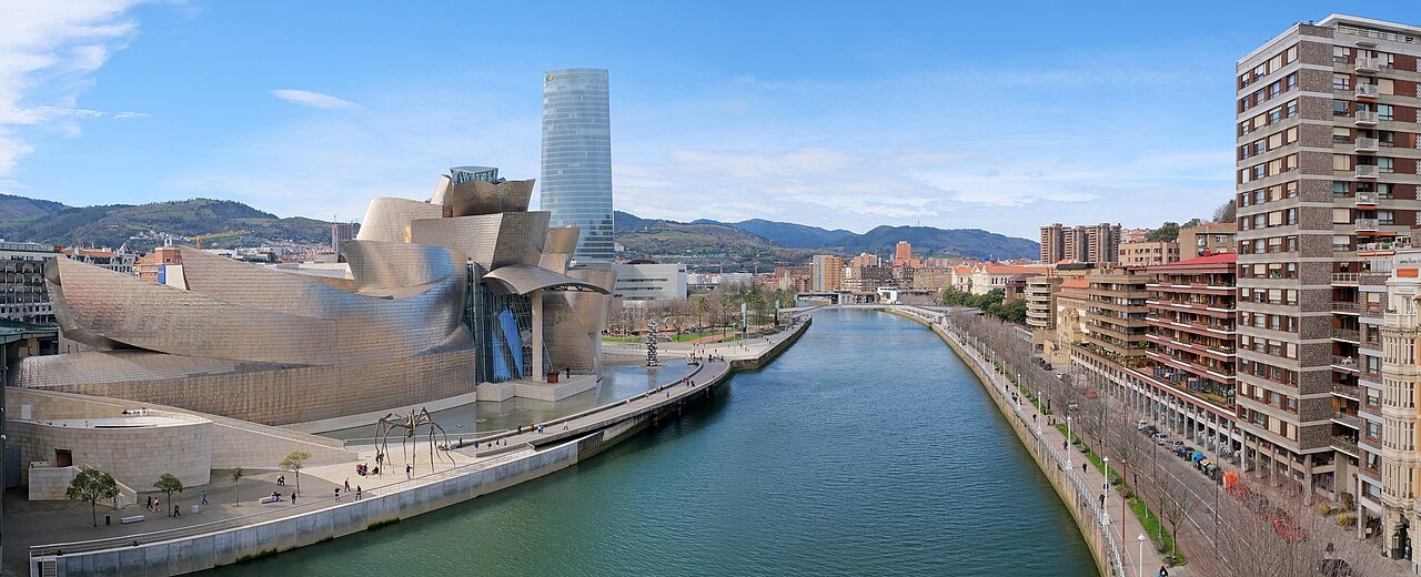 The Ría below La Salve Bridge, the Guggenheim on its left bank