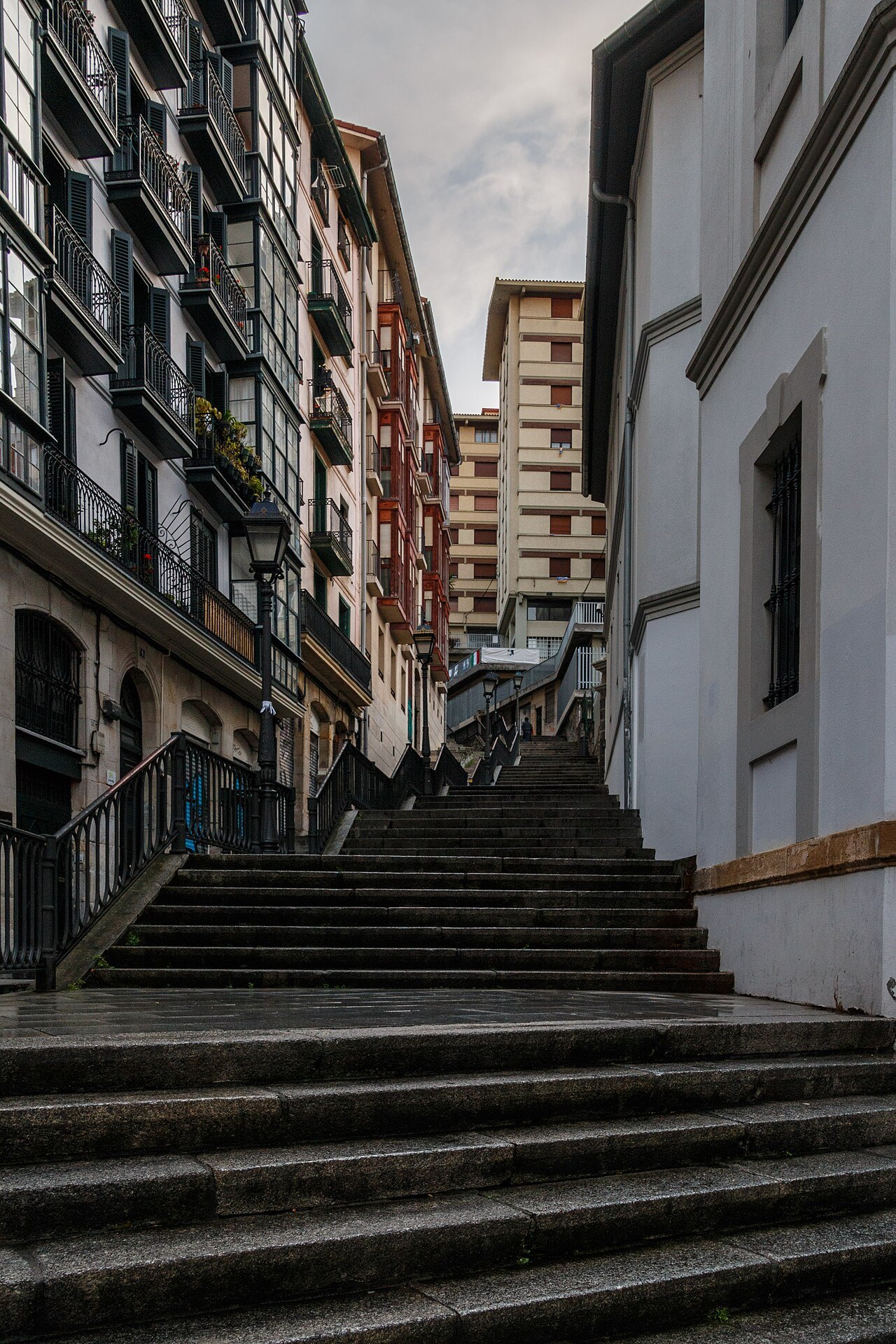 Stone steps climbing between houses on the Calzadas de Mallona