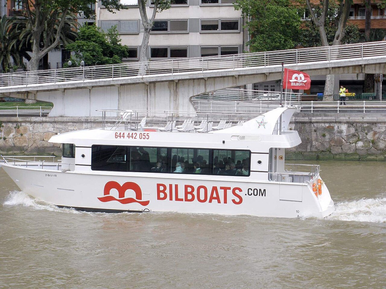 A river boat cruising past the quay at Uribitarte