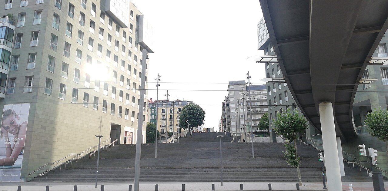 Steps climbing between the new buildings of Isozaki Atea at Uribitarte