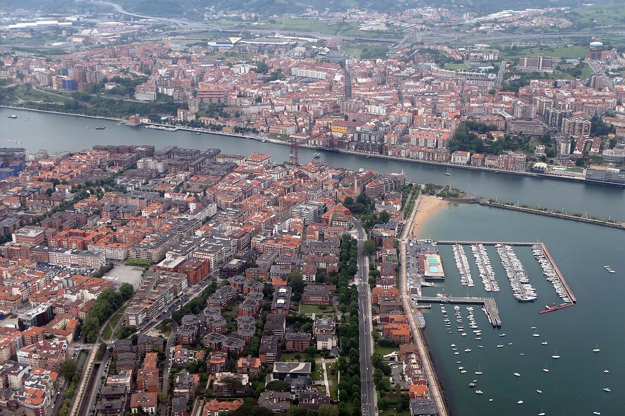 Las Arenas and the marina of Getxo from the air, the Ría curving away inland
