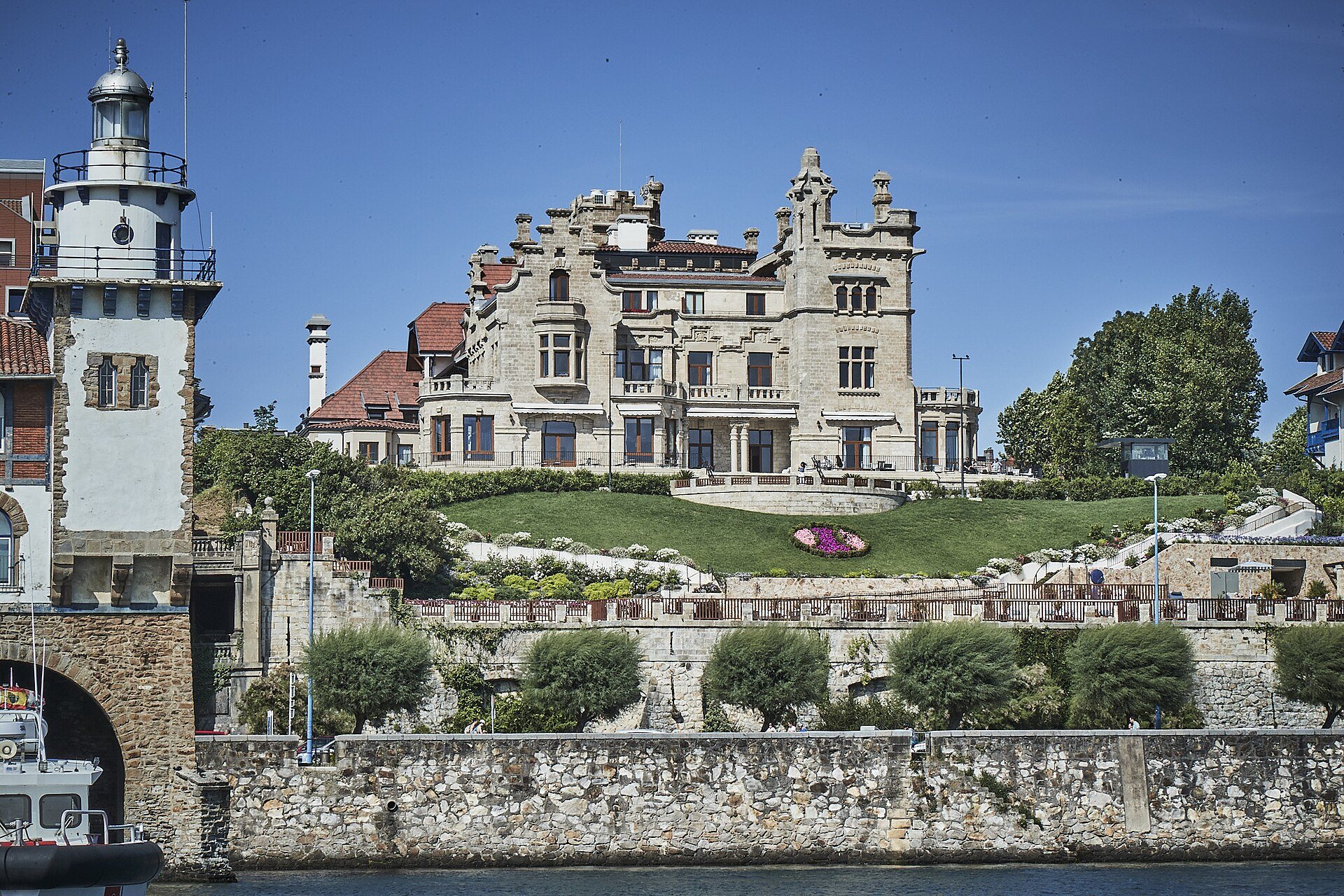 The Arriluce palace and its lighthouse above the seafront at Neguri