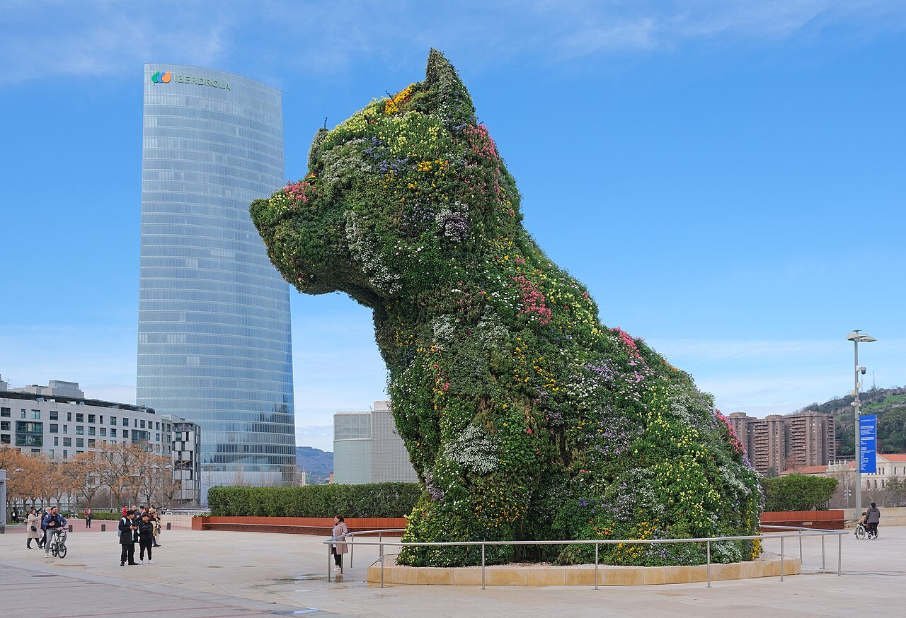 Jeff Koons's Puppy, covered in flowering plants, with the Iberdrola Tower behind