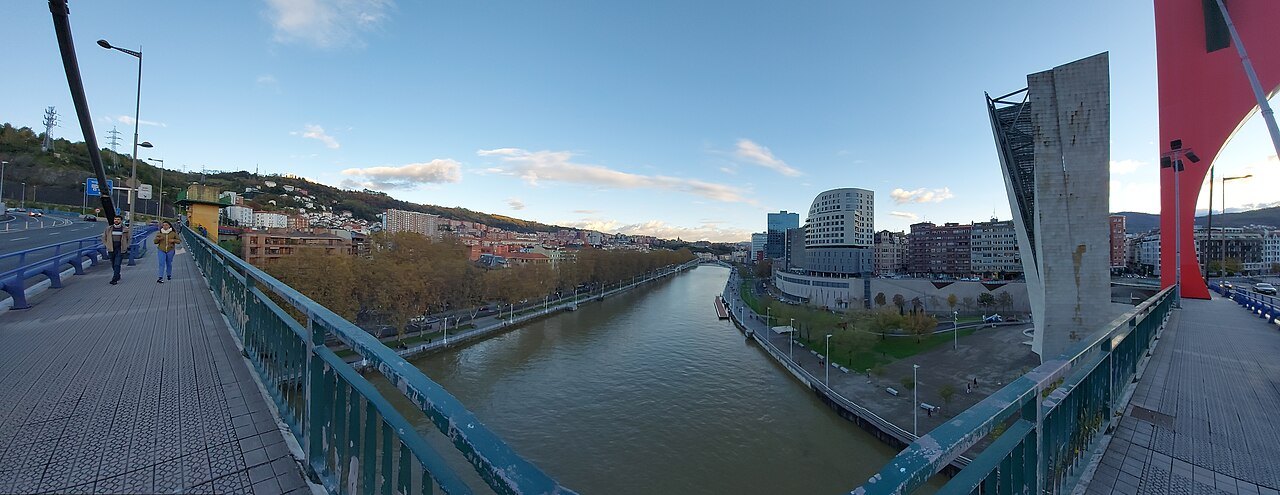 The river seen from the deck of La Salve bridge