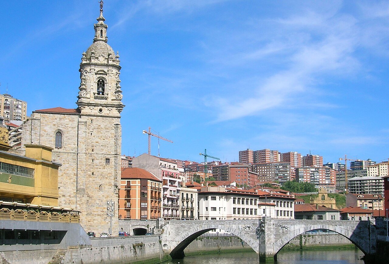 The church of San Antón and its bridge, the oldest crossing of the Ría