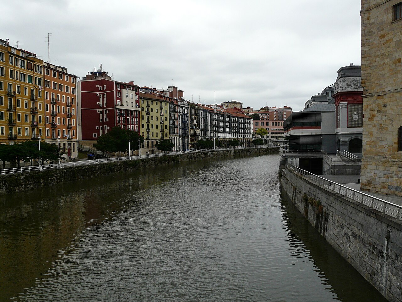 The river at the old town, the painted houses of the Muelle de Marzana opposite