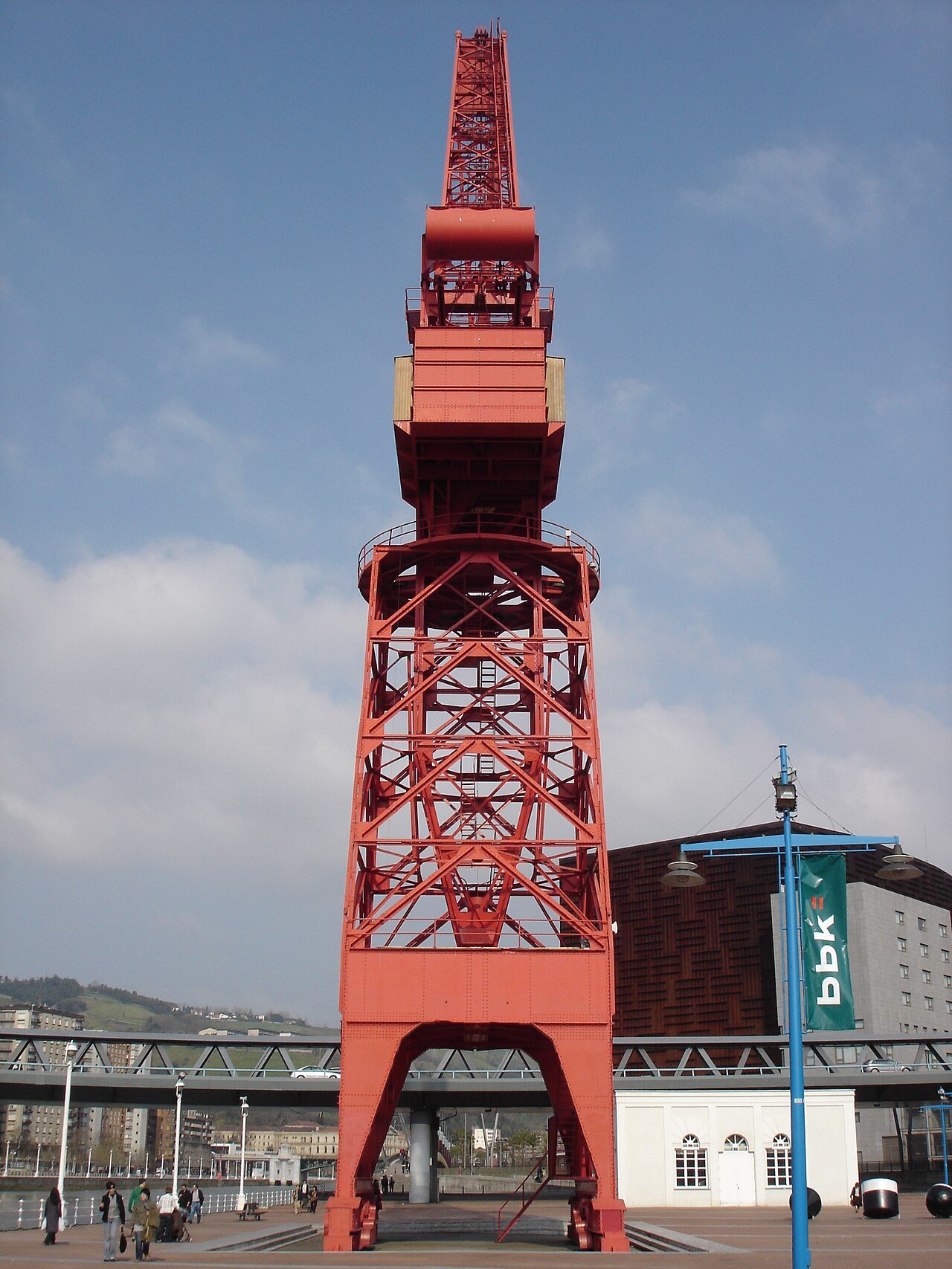 The Carola crane standing full height on the museum quay