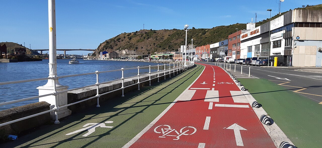 A cycle lane along the river at Elorrieta toward the mouth of the Ría