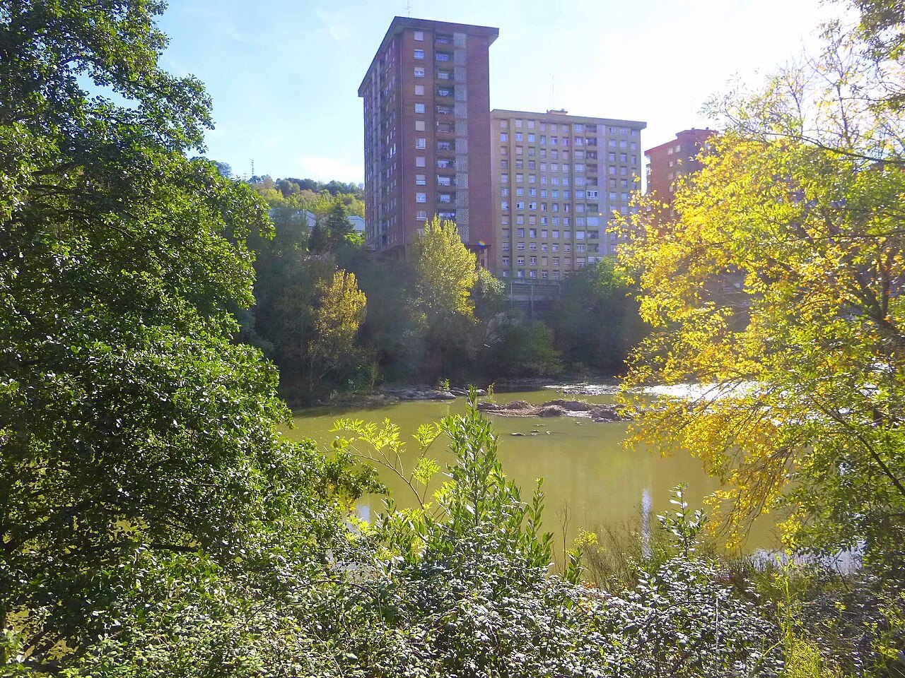 The river at La Peña, the upper end of the Ría, among trees and tower blocks