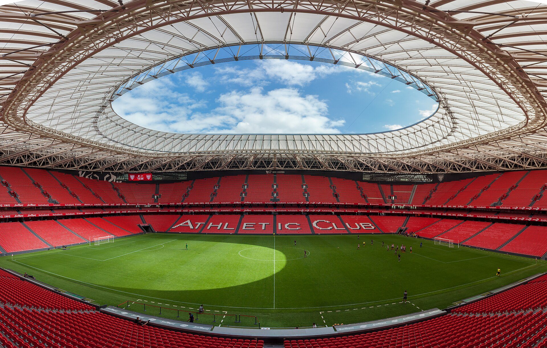 San Mamés from the top of the stands, the pitch under its open roof