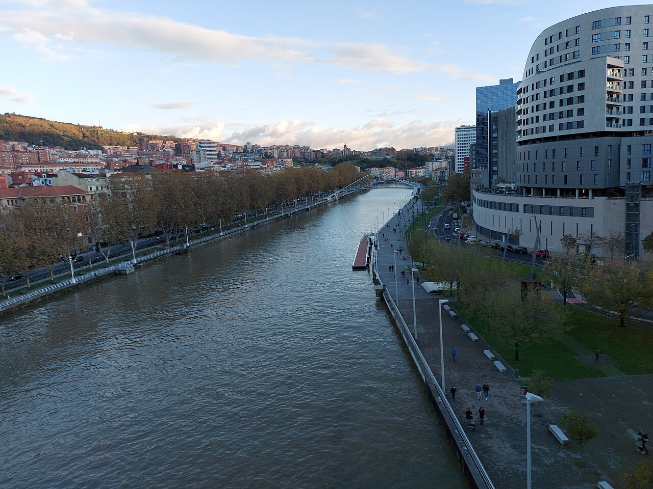 The Ría from La Salve bridge, looking upstream past Uribitarte toward Zubizuri