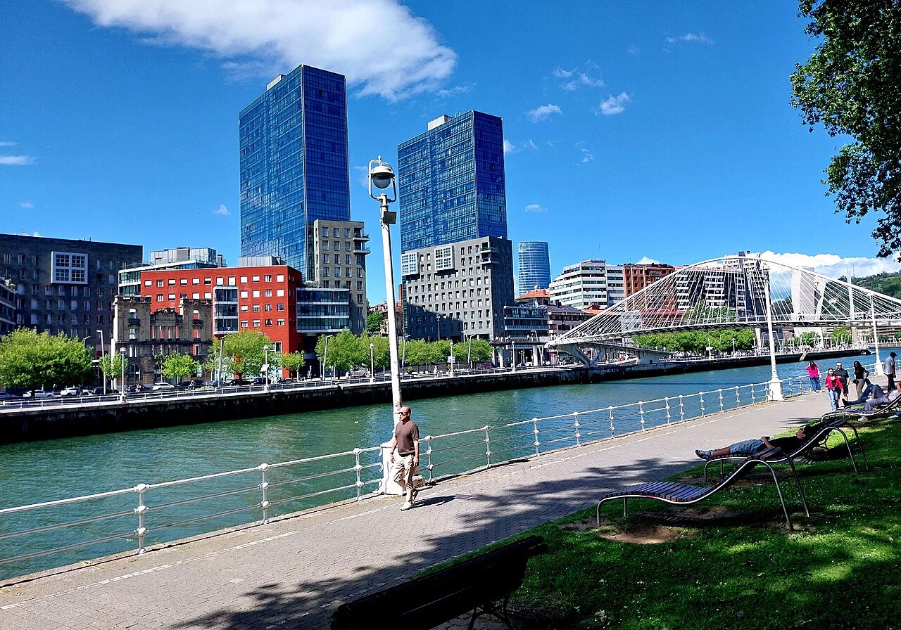 The Campo Volantín walk, the Isozaki towers and Zubizuri across the river